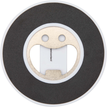 Logotrade Logogeschenke das Foto: Ain Magnetische Smartphonehalterung  aus recyceltem Kunststoff mit Flaschenöffner