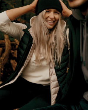 Logo trade meene pilt: Iqoniq Meru naiste taaskasutatud polüestrist vest