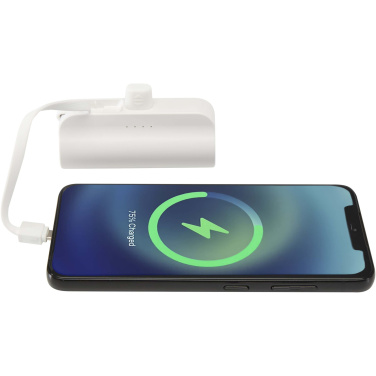 Logotrade verslo dovanos nuotrauka: „Alnair“ 5000 mAh 10 W perdirbto plastiko C tipo išorinė baterija su integruotu atlenkiamu stovu ir 2 viename laidu