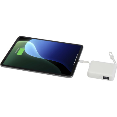 Logotrade korporatīvās dāvanas foto: Acrux 10.000 mAh 35W planšetdatora pārnēsājamais akumulators ar iebūvētu C tipa kabeli - izgatavots no pārstrādātas plastmasas