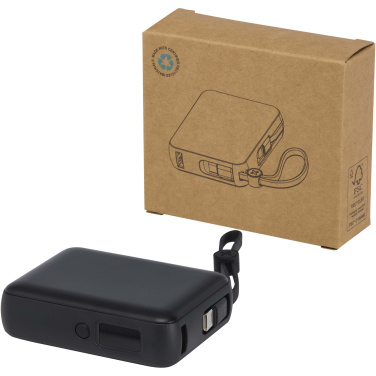 Logotrade ziemassvētku dāvanas foto: Acrux 10.000 mAh 35W planšetdatora pārnēsājamais akumulators ar iebūvētu C tipa kabeli - izgatavots no pārstrādātas plastmasas