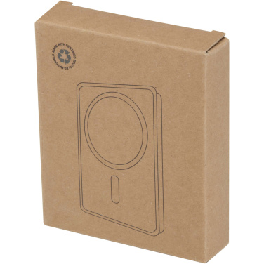 Лого трейд бизнес-подарки фото: Acrab магнитное беспроводное портативное зарядное устройство емкостью 10 000 мАч, мощностью 15 Вт, с питанием 20 Вт — изготовлено из переработанного пластика