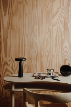 Logotrade reklamprodukter bild: VINGA Avery RCS bordslampa