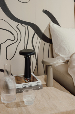 Logotrade presentreklam bild: VINGA Avery RCS bordslampa