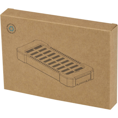 Logotrade profilreklam bild: Altair 5 000 mAh 10 W robust solcellsbank av återvunnen plast med inbyggd ficklampa